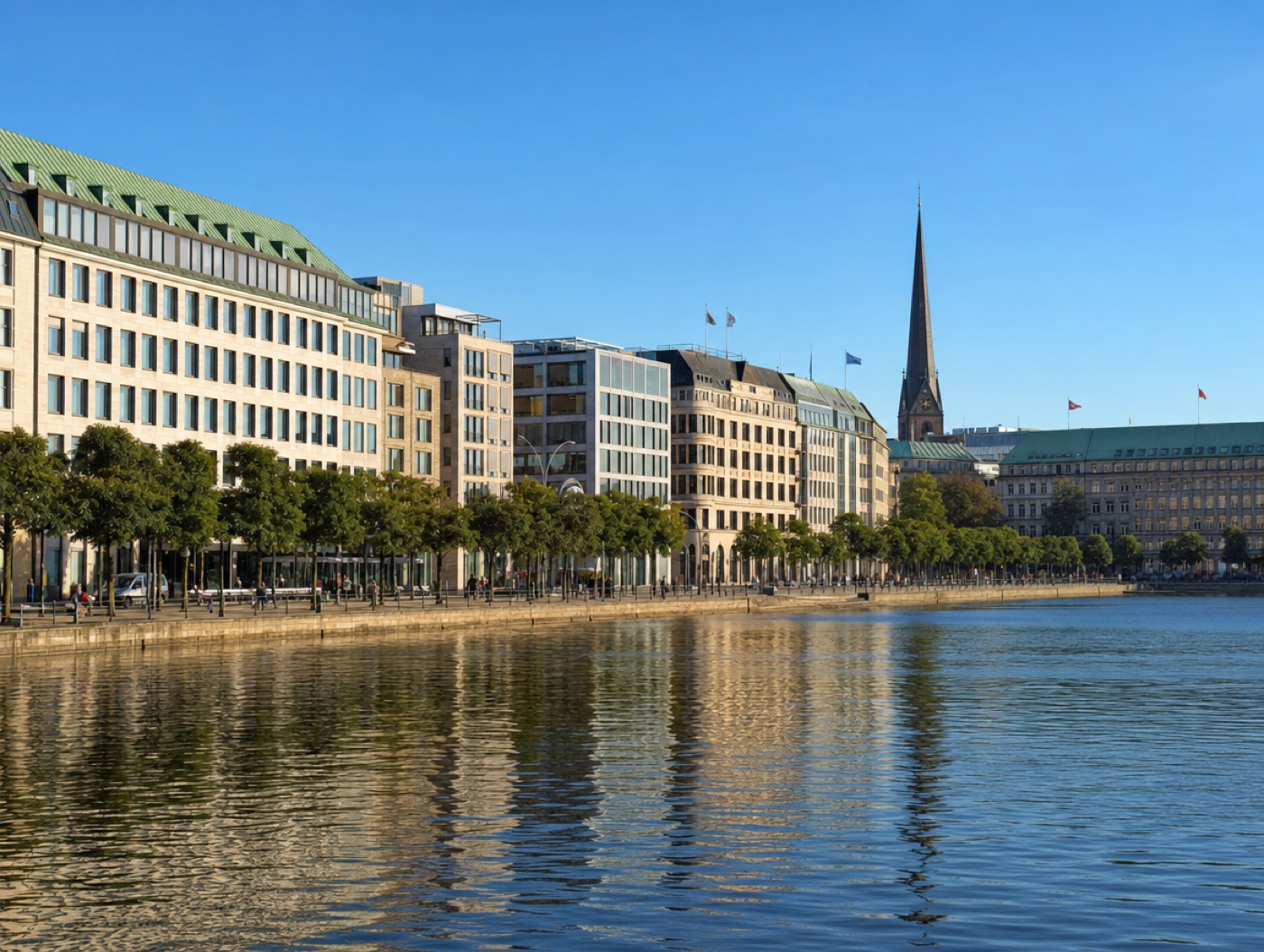 Blick über die Binnenalster auf den Jungfernstieg in Hamburg