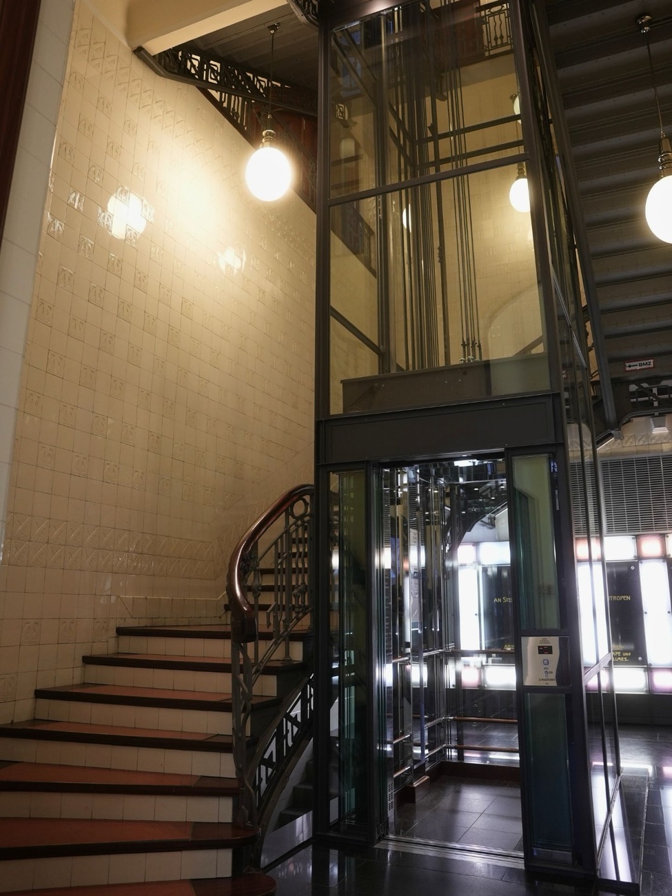 Historischer Jugendstil-Eingang des Heine Hauses am Jungfernstieg